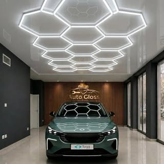 AutoGloss Ümraniye PPF kaplama stüdyosu — altıgen LED tavanlı showroom